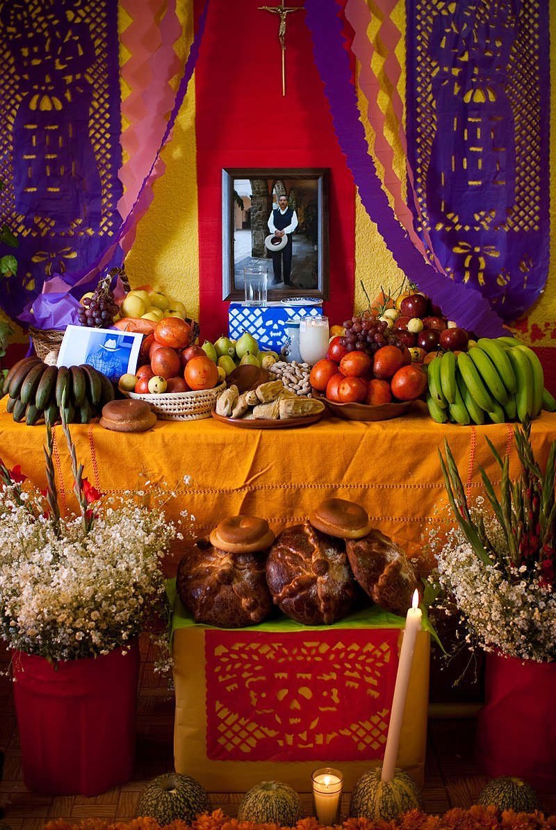 antroperplejo's tweet photo. Esta noche es víspera del Día de Muertos, en México, Halloween en #USA, o el Día de Todos los Santos, en geografías más cercanas. Todos ellos tienen en común una cosa: la aproximación social a la muerte, hecho que suele ser obviado el resto del año.

Vamos con breve hilo🧵👇 https://t.co/V0dQe472Z4