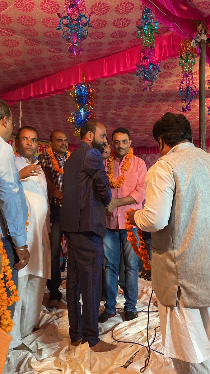 sunilsi26128484's tweet photo. कल रात संपूर्ण बिहारी समाज द्वारा छठ महापर्व के पावन अवसर पर स्नेहाशीष प्राप्त हुआ एवं सनातन धर्म के युगों पुराने इस पर्व पर सबका साथ मिलने पर ढेर सारा आभार एवं साधुवाद।
जय हो छठी मैया की।
जय हो सनातन धर्म की। https://t.co/fPIcAneeT4