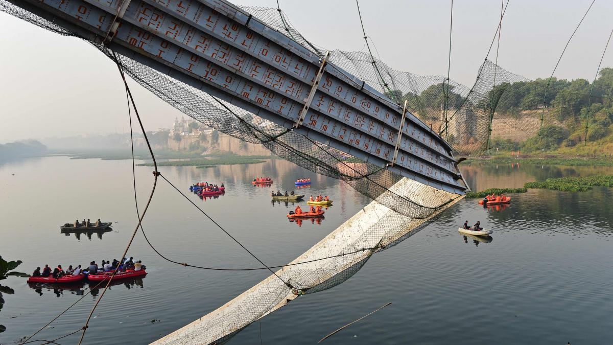 😥¡Suben los muertos!😥 Suben 132 los muertos tras colapsar un puente en la India, es el siniestro mas grave de este tipo registrado en las últimas décadas en el país. #ElNuevoDiarioRD #India