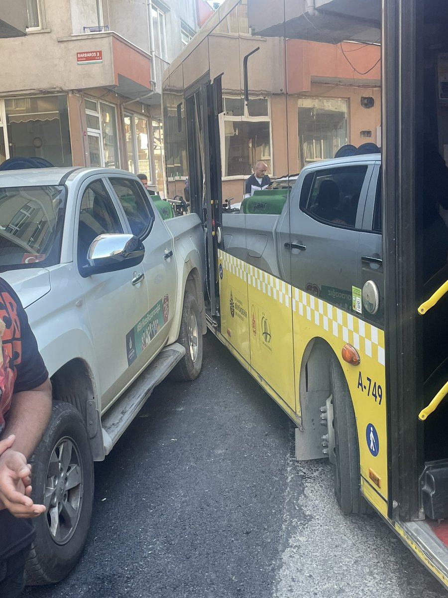 8 saattir bir tane zabıta gelip yolu keyfi kapatan araca müdahale etmezse kaza olur. <a href="/BuyukcekmeceBld/">Büyükçekmece Belediyesi</a> <a href="/drhasanakgun/">Dr. Hasan Akgün</a>