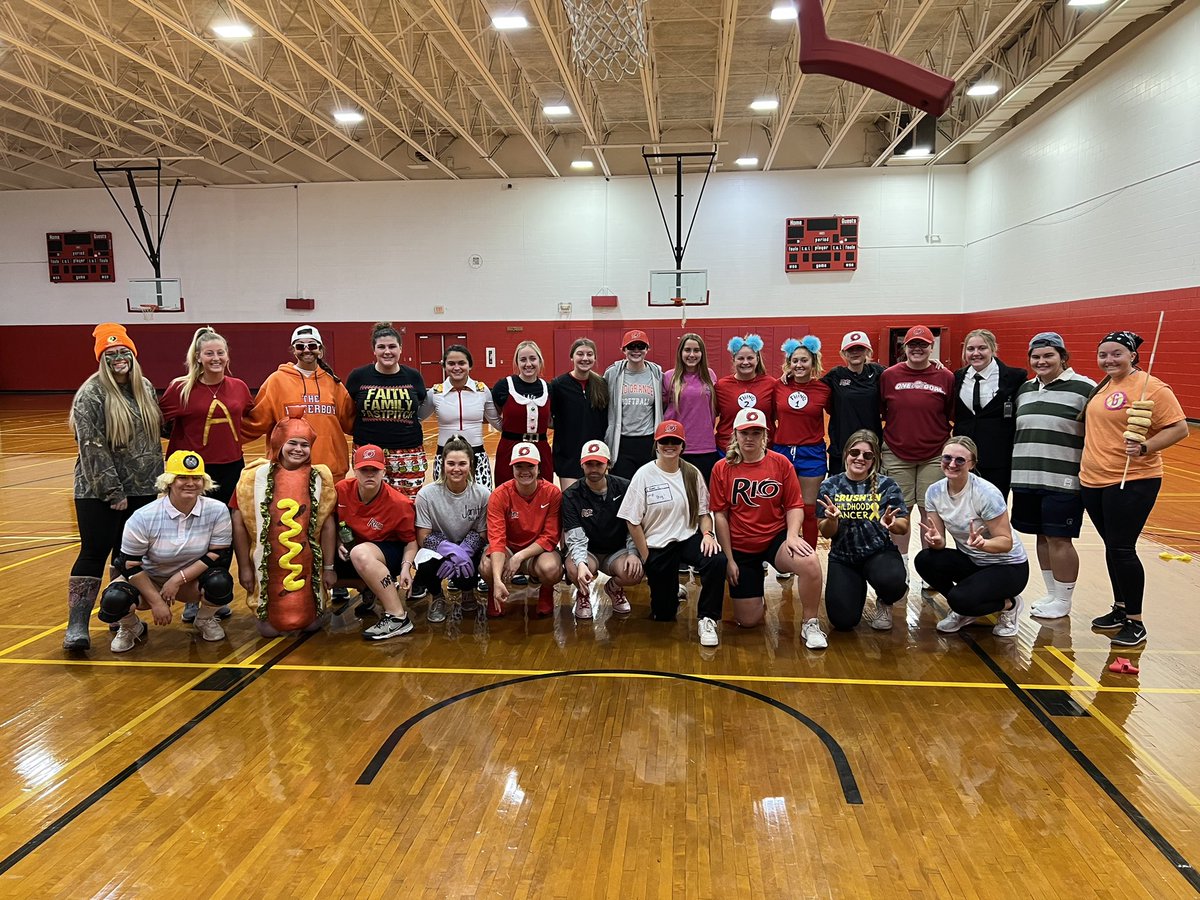 SoftballRio's tweet photo. Pictures from this morning’s Halloween themed workout! Happy Halloween from Rio Softball🎃👻 https://t.co/VHVB1zD8wC