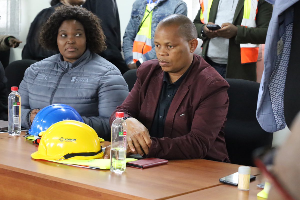 SANRAL_za's tweet photo. #MsikabaBridge | We are joined by Honoured Dignitaries; Executive Mayors, MECs, Community Leadership as well as the Ministerial office.
#Stakeholder
#SANRALProjects
#N2WC
Join the livestream here:
https://t.co/lFRchQUWcP https://t.co/BAkkyc57WK