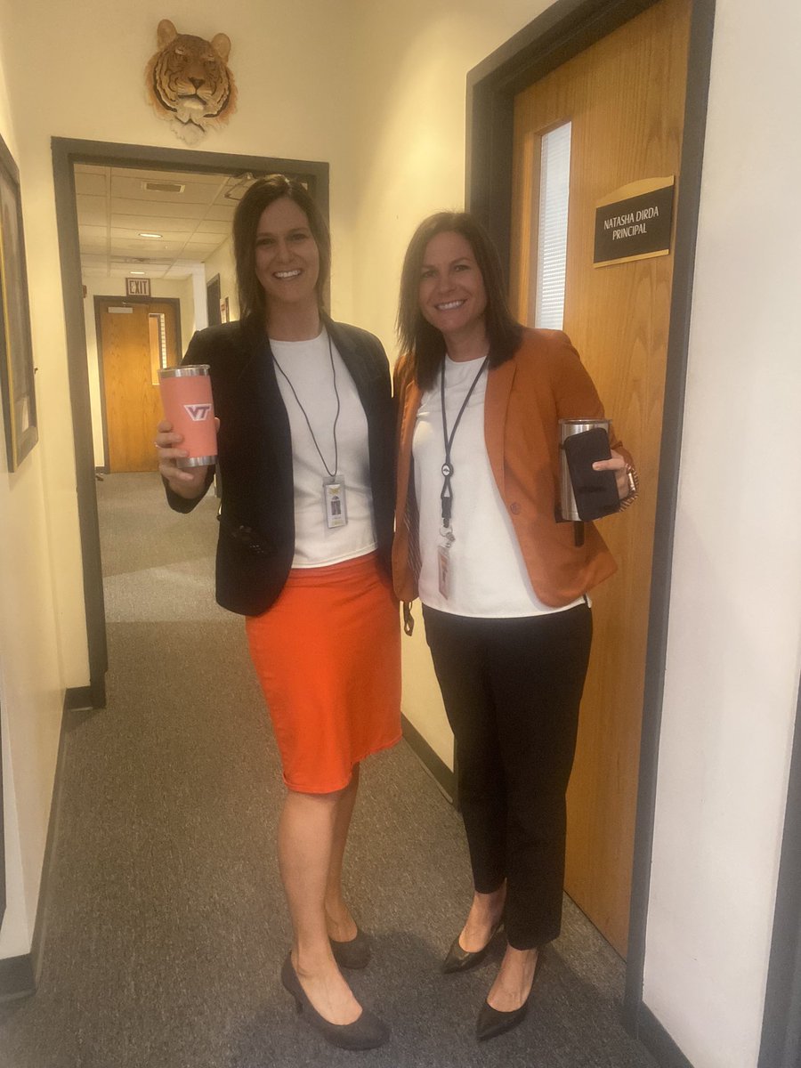 NAtigersSN's tweet photo. Had an absolutely amazing beautiful Halloween day at NASH today ✔️🐅 Deeply loved and appreciated staff members ✔️🐅 Filed  for unemployment by noon ✔️🐅Go Tigers! @ndirdaNA https://t.co/pALAVw0xOi