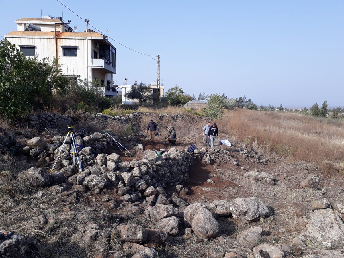 Day #5 Menjez has a nice surprise in store for us with a typical Chalcolithic rectangular house near the megalithic tombs of Wadi Fazaa @UNIGEnews @sciences_UNIGE @fns_ch @MocLebanon @ZuzannaWygnans1 @defours_meryl