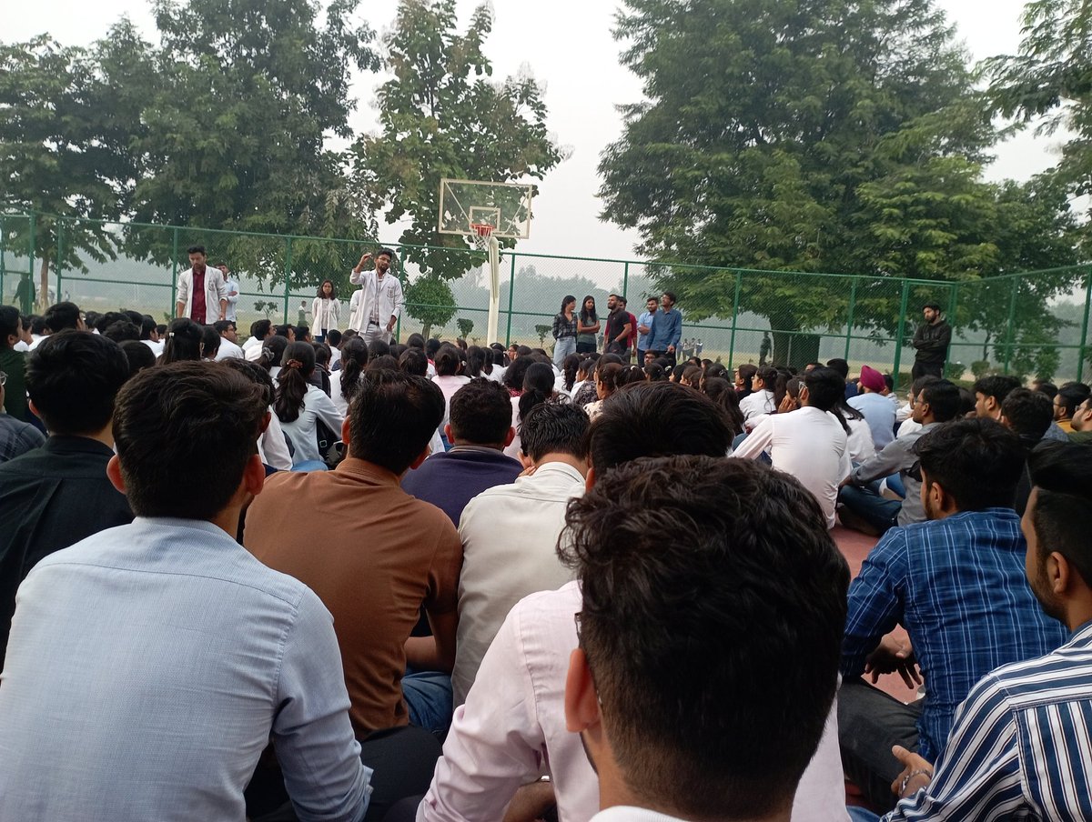rohitlamba6300's tweet photo. United we stand ✊✊
Chatra ekta zindabad... 
@cmohry @anilvijminister
@mlkhattar @rssurjewala @DainikBhaskar

#shameonharyanagovt
#40lacsmbbsfees 
#Antimedicosgovt
#savethemerit https://t.co/bk4ymnPom7