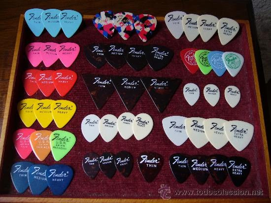 Helmer y yo convivíamos en la misma sala Común así que no me fue difícil encontrarlo. 
- Ey Shiva - le lance un paquete. - ¡Feliz cumple! tranquilo lo puedes mantener a la vista, no es algo con lo que puedas matar, aunque tu mismo eres un peligro solito.