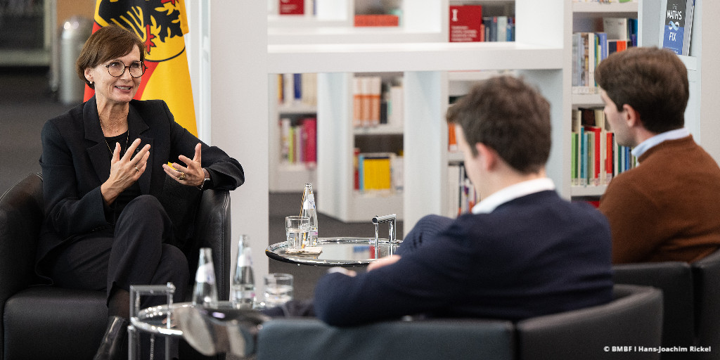 Einblicke in die Arbeit der Bundesministerin für #Bildung und #Forschung bekam heute eine Gruppe des Projekts Young Economist. Bundesministerin @starkwatzinger tauschte sich mit jungen Menschen aus, die sich für Einblicke in die #Politik und das BMBF interessieren.