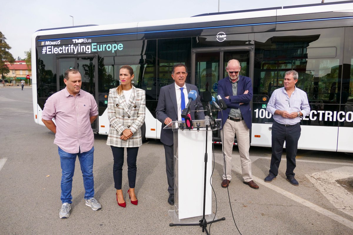 SerranoJAntonio's tweet photo. ♻️Trabajamos para implementar una verdadera movilidad sostenible.

🚍Arranca un proyecto piloto con un bus 100% eléctrico que nos permitirá conocer la eficacia de real de estos vehículos en un servicio como el de la línea 26 El Palmar - Murcia y que realiza unos 200km en 15 horas https://t.co/GxQrWdzXql