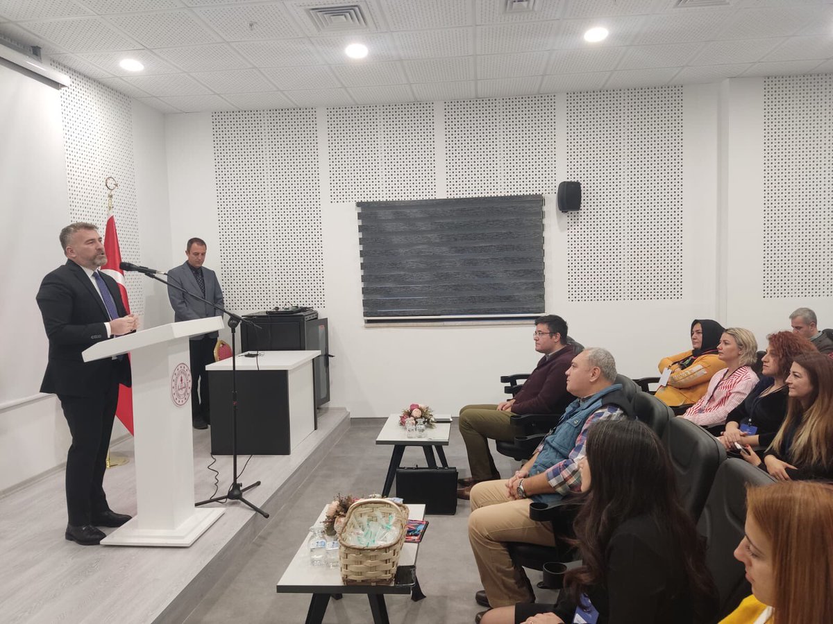 Başkanlığımız ile <a href="/meb_ogm/">Ortaöğretim Genel Müdürlüğü</a> ve <a href="/mebyegitek/">Yenilik ve Eğitim Teknolojileri Genel Müdürlüğü</a> iş birliğiyle #İngilizce öğretimine yönelik web ve mobil uygulaması için içerik ve sistem geliştirme çalışmalarının ikincisi olan çalıştay alan uzmanlarının katılımıyla Ankara’da başlatılmıştır.

<a href="/tcmeb/">Millî Eğitim Bakanlığı</a>