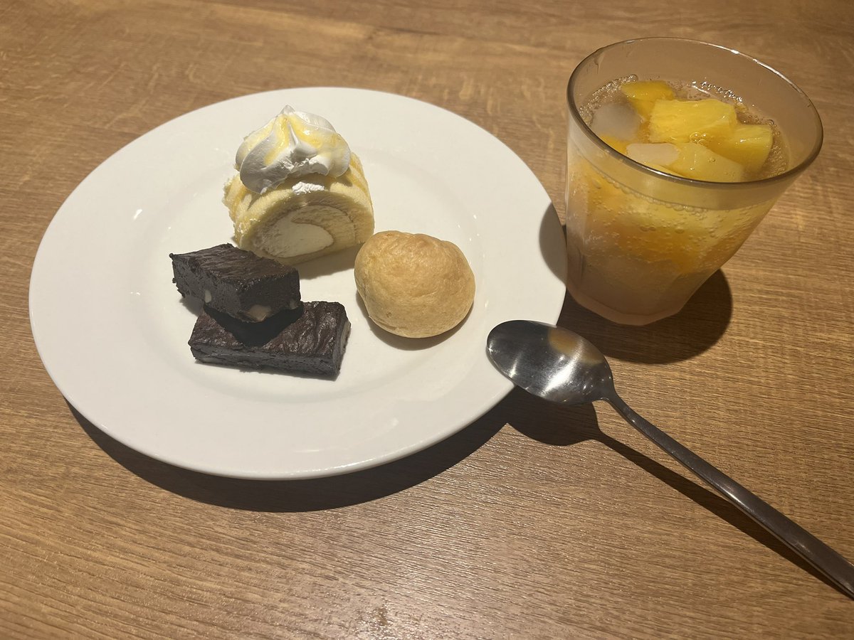 maisakuraMT's tweet photo. コスイベ終わったから今日だけ甘いもの解禁！
明日からダイエット頑張る‼️ https://t.co/kcGJRwq2Zz