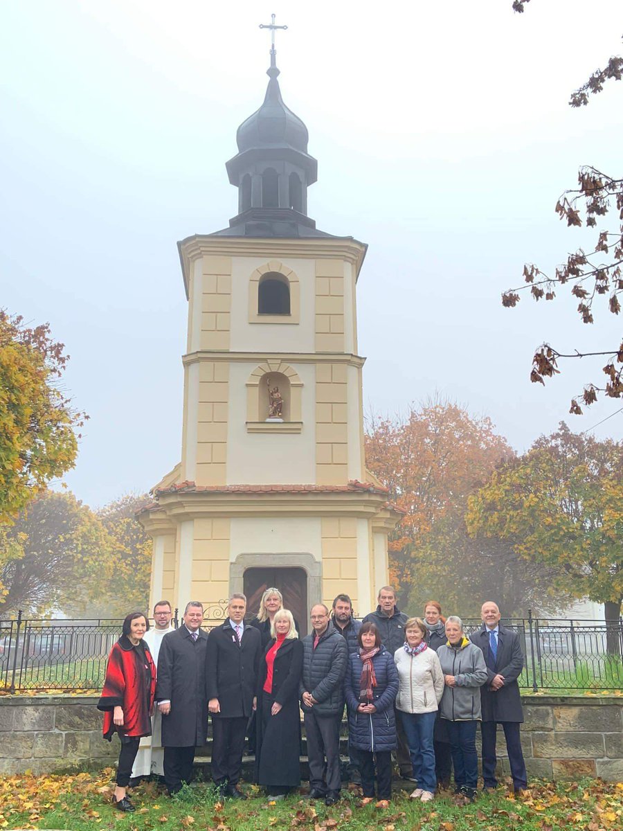 P_Studnicka's tweet photo. #Kaple ⛪️| Kapli sv. Jana Křtitele v Sedlčánkách v #Čelákovice zdobí nově socha tohoto světce. Soše, za účasti vedení města, osadního výboru a občanů, požehnal administrátor čelákovické římskokatolické farnosti✝️, farář P. Sebastian Kopeć. https://t.co/xPulX7UsnU