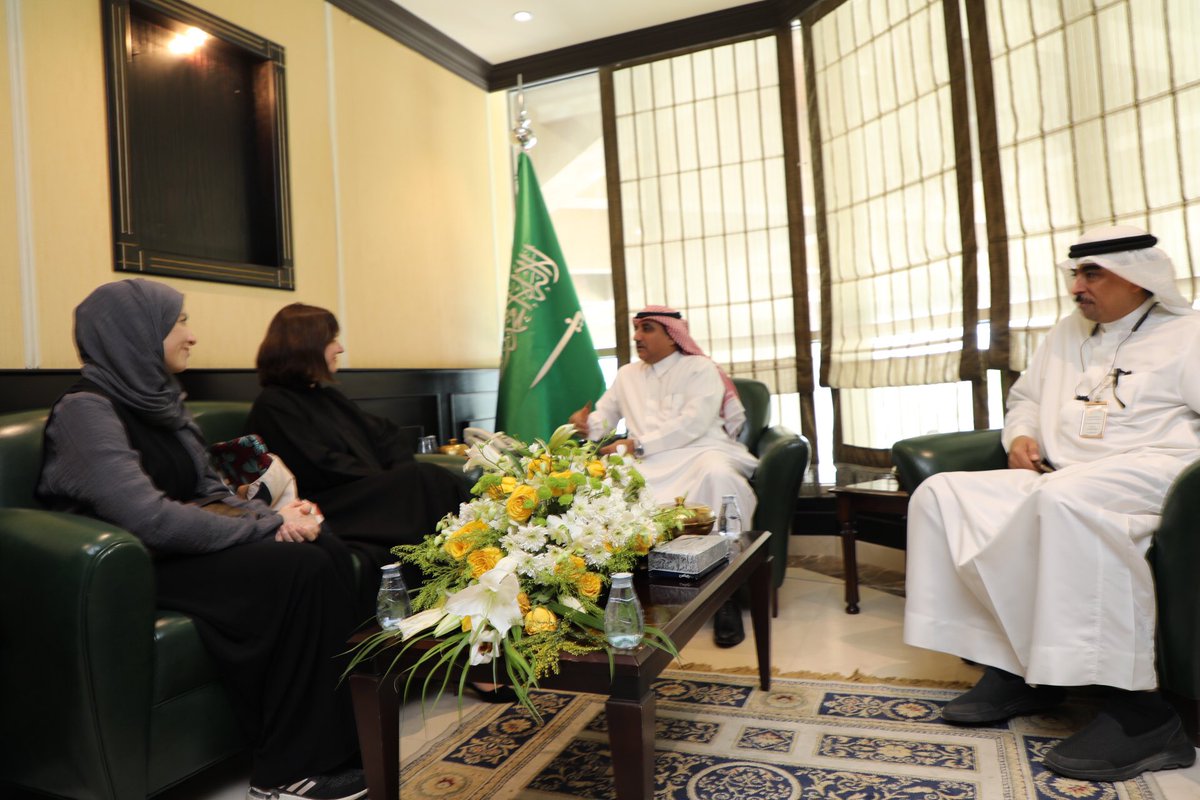Alahsamun's tweet photo. أمين الاحساء م. عصام الملا يعقد اجتماع مع منظمة اليونسيف في المملكة ودول الخليج وذلك لمناقشة المرحلة المقبلة لملف الأحساء صديقة الطفولة.
@saudimomrah https://t.co/LbfgPXk7vb