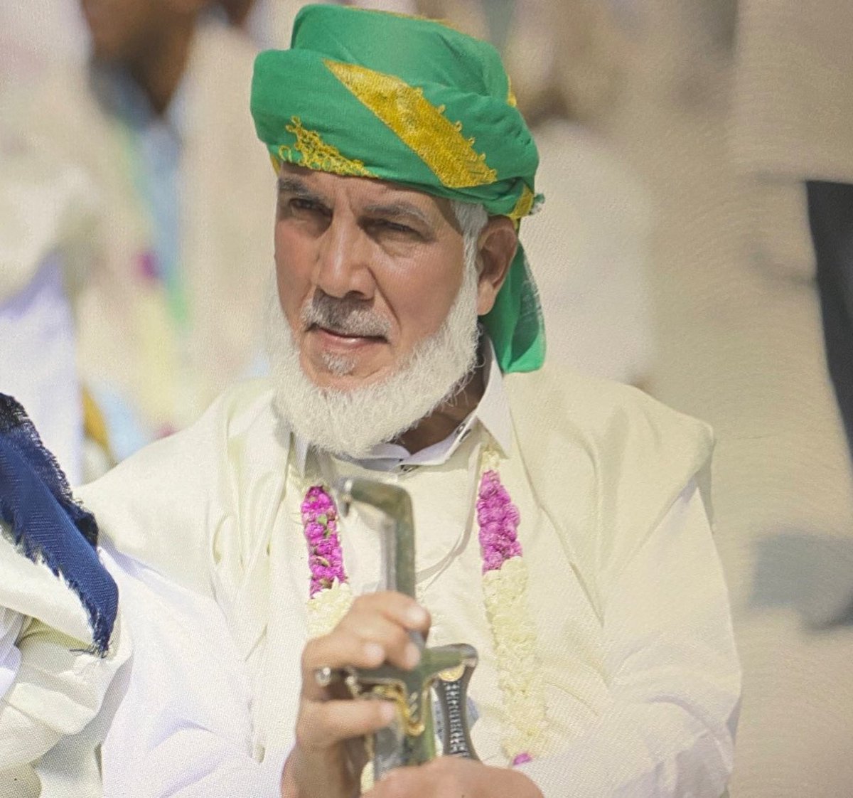عريس بلغ من العمر ٥٥ عام ولم يستطع الزواج حتى من الله على هذا الشعب بثورة ال21 من سبتمبر المجيدة وتزوج

#العرس_الجماعي_الاكبر
