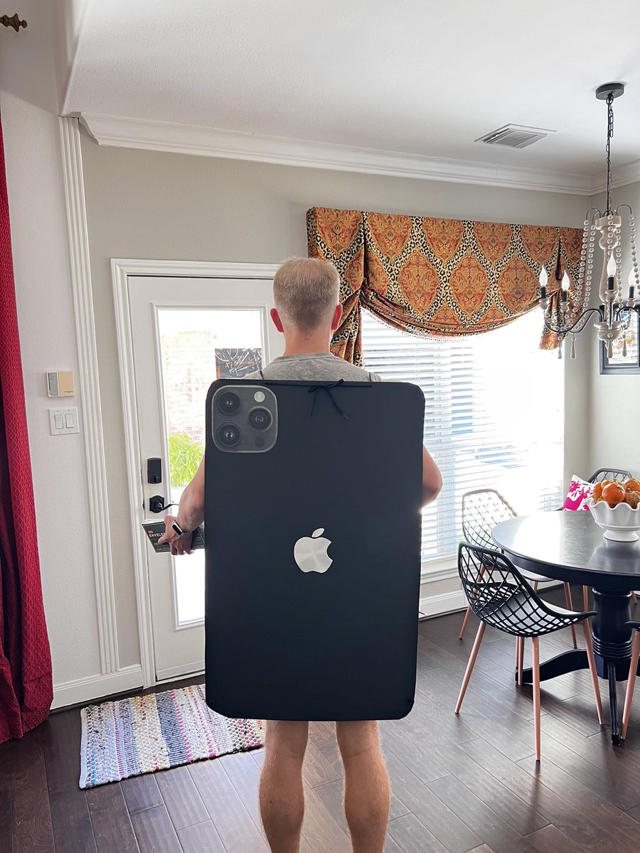 Happy Halloween! This year I made a life-size, operational Wordle game. Couple of pics below and an album of how I made it in the link. quallsdesign.com/Halloween2022A…