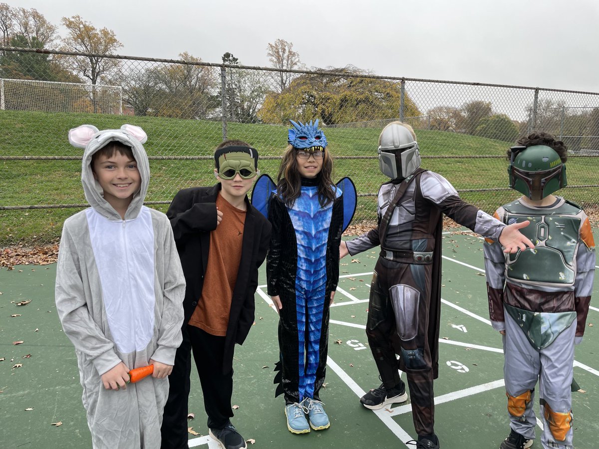 MrsLisaSchultz's tweet photo. #RFES Halloween Parade 🎃 👻 ⁦@mrowlandRFES⁩ https://t.co/LxyOo4kZFH