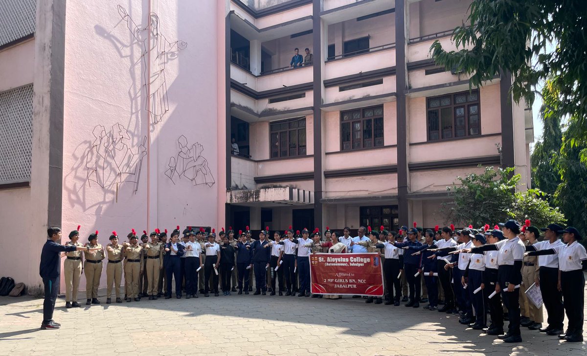 LoboTwinkle's tweet photo. St. Aloysius College (2 MP Girls BN) conducted a pledge and poster making activity on the occasion of Rashtriya Ekta Diwas( National Unity Day) to commemorate the integration of Independent India. https://t.co/FrUsGDdfxY