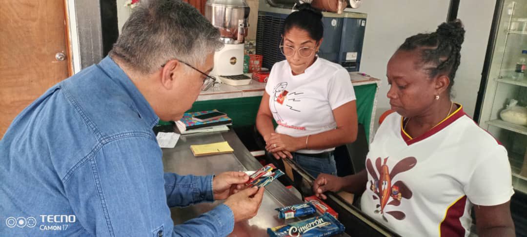 JauaMiranda's tweet photo. Hoy se cumplen 12 años que el Comandante Chávez inauguró la Planta de Chocolate de Marizapa, Caucagua. Hace poco estuve con sus trabajadoras que siguen haciendo el mejor Chocolate. El pueblo es la esperanza. https://t.co/vgrtqTurEB