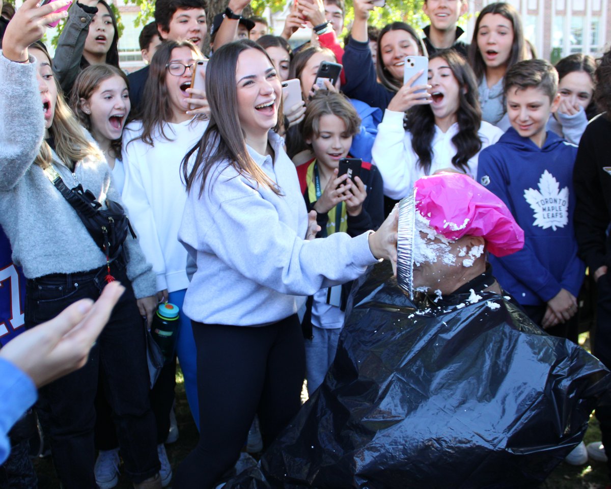 De La Salle College tweet media