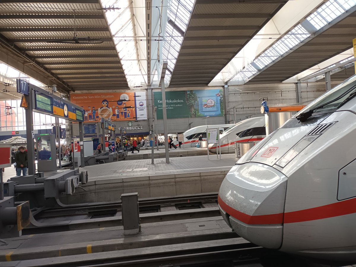 Drei ICE 4 Triebwagen in der Halle des Hauptbahnhofs in München.