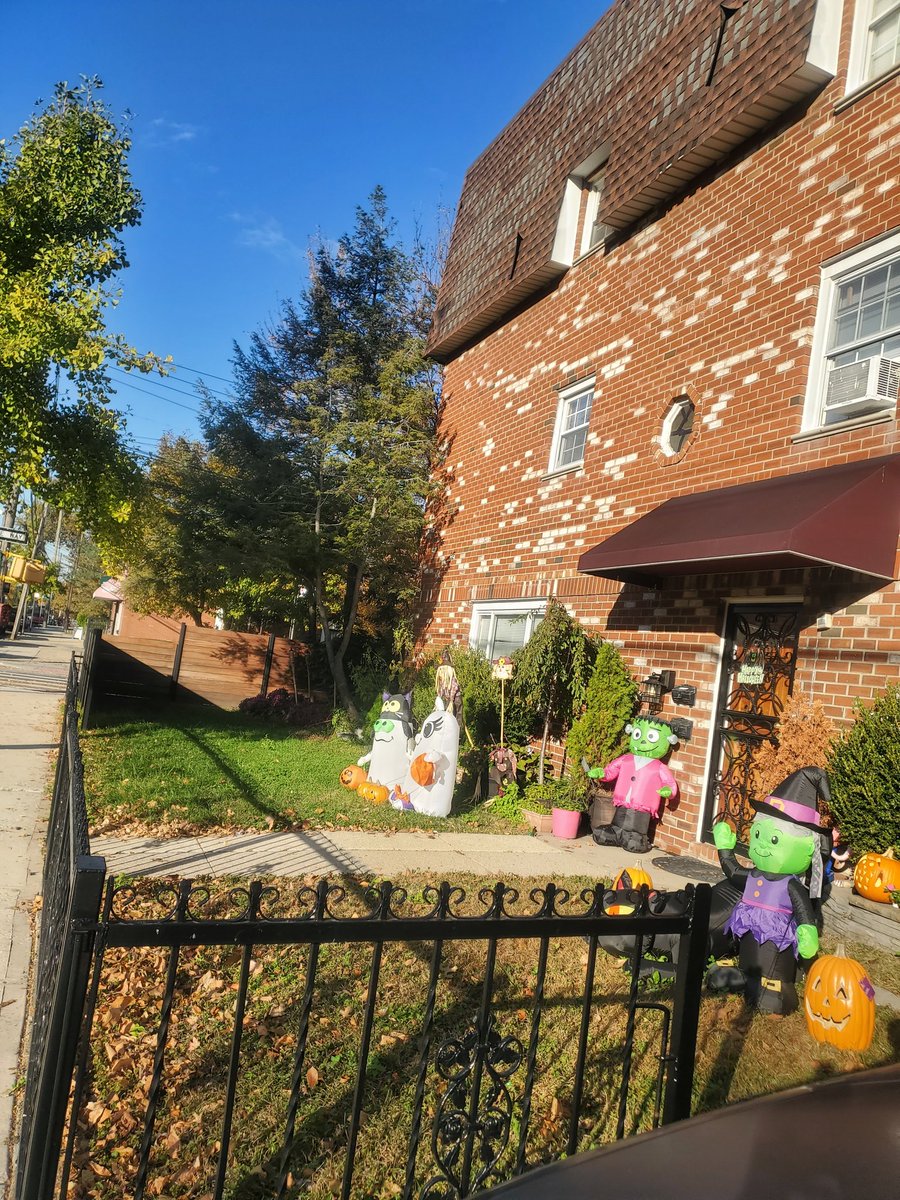 MakeQueensSafer's tweet photo. Good morning @nyc311 where is the link to report this #illegalparking ? @NYCBuildings has info on #Illegalcurbcuts and @BobHoldenNYC had a bill...Outrageous to see yard turned to concrete. Plus then they profit on renting it out. We get #badInfrastructure &amp;  #flooding. #SeenIn13 https://t.co/HbU8RX7fUo