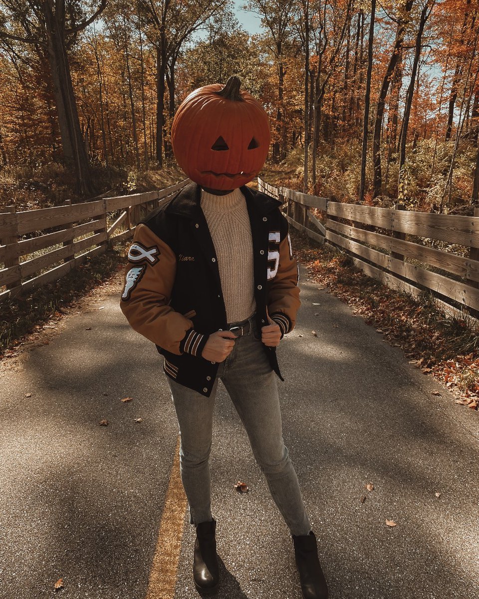 What do pumpkins and our achievement jackets have in common?🎃 
-
Patches🤭 
-
-
#herffjones #hjgrad #achievementjacket #varsityjacket #senioryear #classof2023 #halloween #halloween2022 #pumpkin