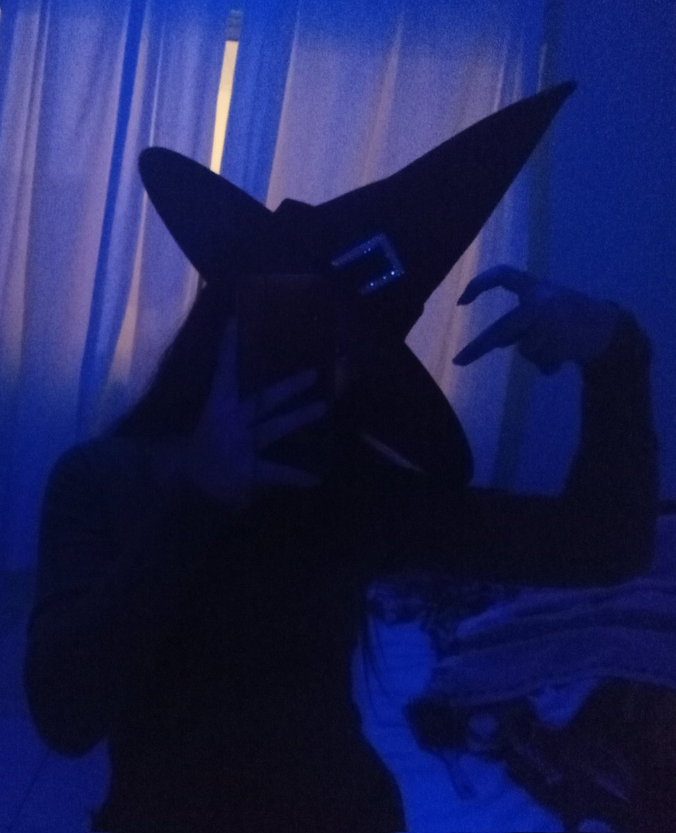 RoxyNanet's tweet photo. Happy halloween ☠️🎃
Ignorem a bagunça da bruxinha ali no canto ksksksk, fiquei mto fofinha com esse chapeuzinho bem cute, enfim feliz halloween 🗿🍷
Doces ou travessuras? 😼 https://t.co/3AD27LauWD
