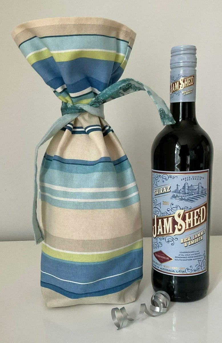 Samm Designs, not just handbags, much more recycled loveliness like this Boozy Bag, perfect to make a simple bottle a gorgeous gift

#FirstTMaster #MHHSBD #Etsy #SBS #TheCraftersUK #etsyme 

buff.ly/2F1nKi1