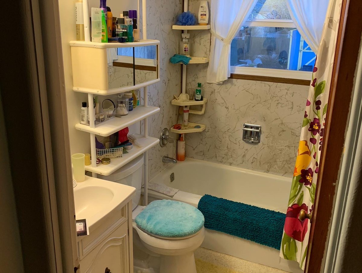 DIYprotipsBlog's tweet image. Amazing bathroom transformation. Complete remodel including shower conversion w/ custom tile and glass door, new subfloor &amp;amp; floor tile, custom shelving &amp;amp; new lighting. spokanehandymanpro.com