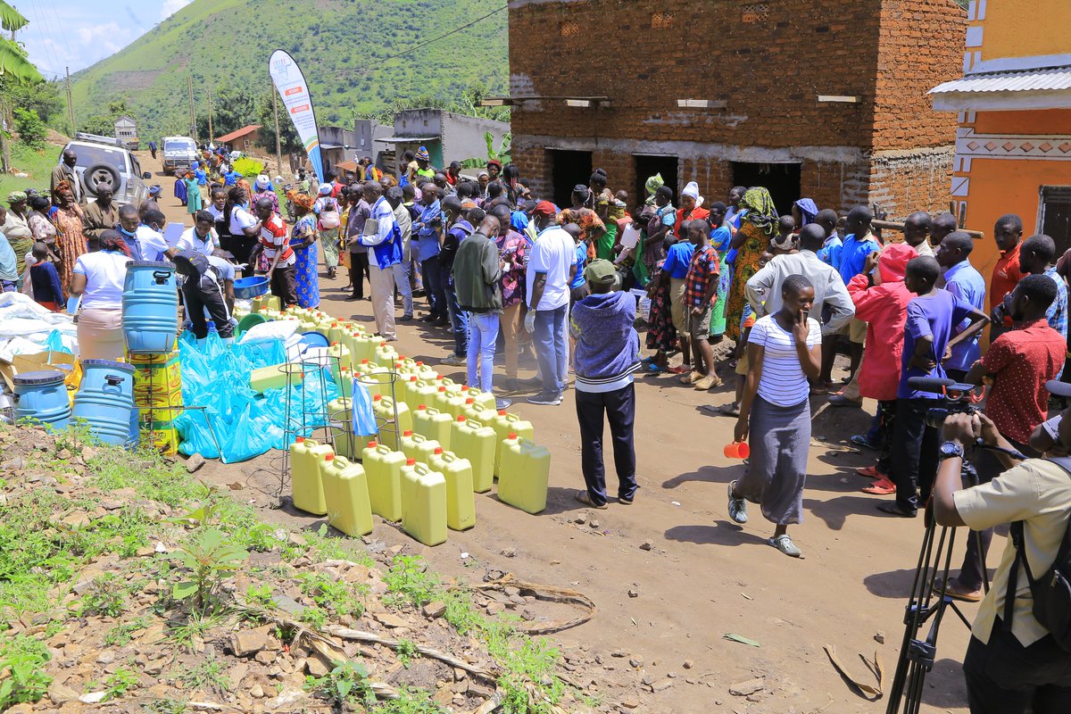 AfrikaForum's tweet image. Earlier today together with FURA with support from the emergency response fund we delivered sanitary and food items to flood victims of Kasika who are in an IDP camp after loosing a lot of properties to floods that recently hit the area,claiming a lot of lives
#localizationagenda