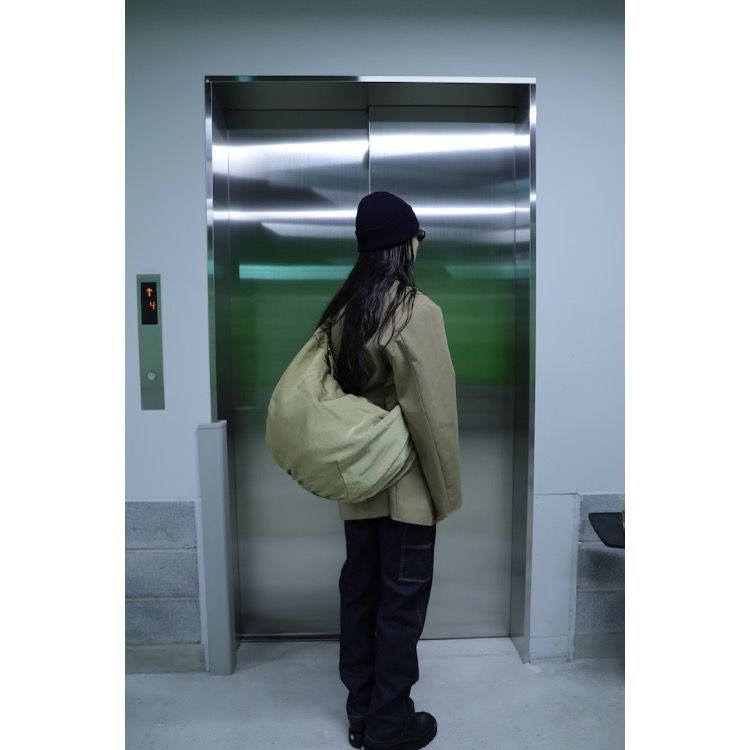 acrmtsmproducts's tweet photo. OUAT
Office Bag
¥27,000+tax

液流染色により、ムラを表現した奥行きのある色合いが魅力的。強度の高く、厚みのある柔らかなナイロンツイルを採用。

またフィニッシュに撥水加工を施しており、雨天での使用もできる逸品。

詳細はオンラインストアに掲載しています。
https://t.co/fLcuwitqS0 https://t.co/44Dd1NVnJw