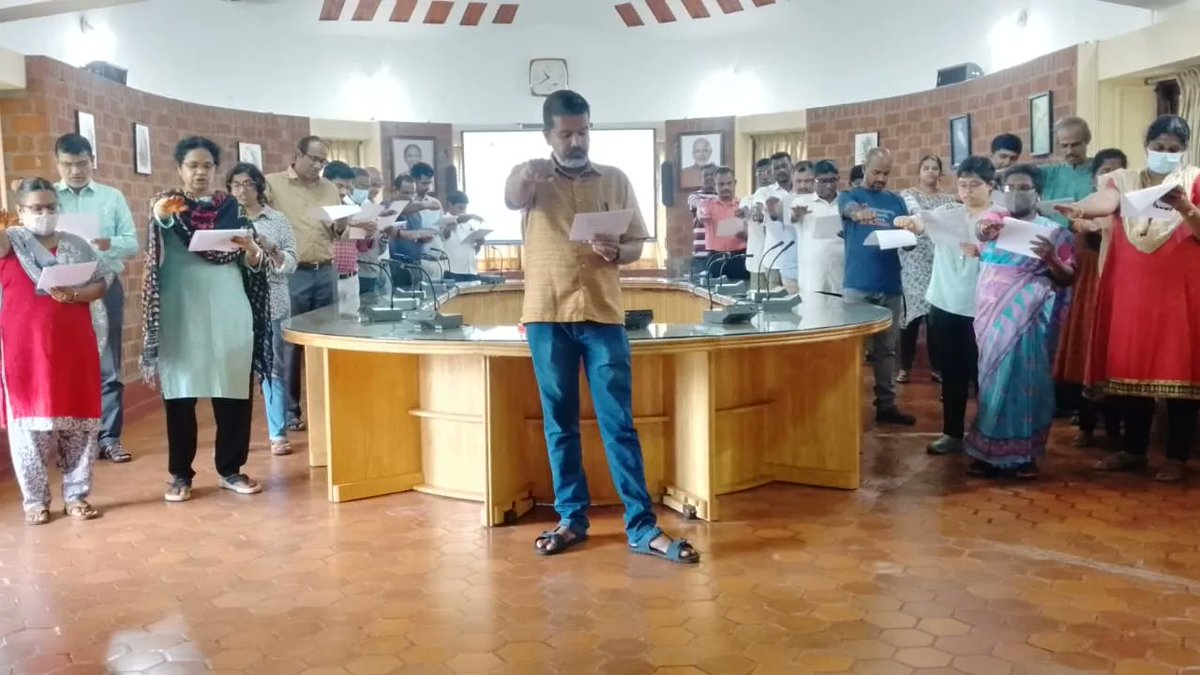SACONCoimbatore's tweet photo. Commemorating the Birth Anniversary of #SardarVallabhvhaiPatel, #RashtriyaEktaDiwas2022 was observed #sacon. The staff and researchers of #sacon carried out the pledge-taking ceremony to promise to preserve and strengthen the unity, integrity and security of the United Bharat. https://t.co/MgPx9GWXSs
