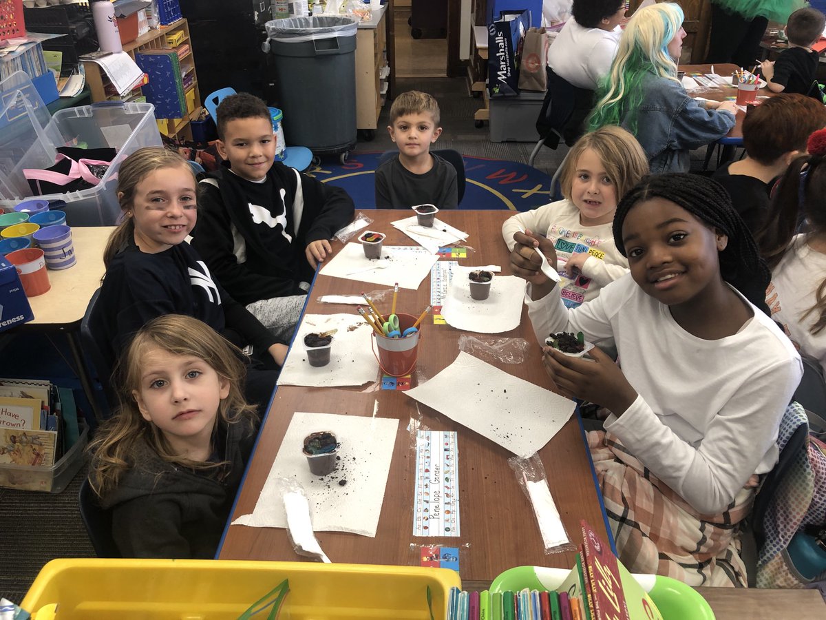 MrsStinson_K's tweet photo. Today mrs Hornberger’s class and our class made tasty dirt for Halloween. We followed a three step direction and enjoyed our creation! ⁦@TCSD⁩ ⁦@TroySchool18⁩ https://t.co/2k3UXIAx4d