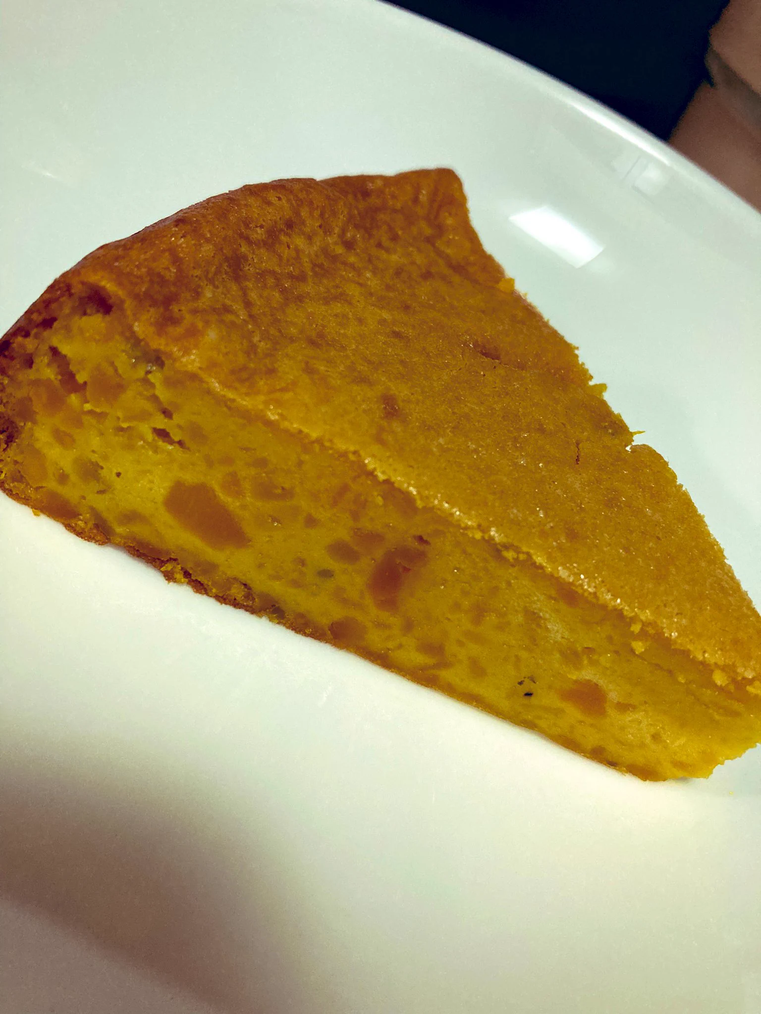 結構サラサラの生地だったからどうなるかな？と思ったけどしっとりした美味しいケーキになった
覚めたらまたきゅっと濃縮されそうなカボチャ感
マッシュで手を抜いたからw少しかぼちゃの形が残ってるけどこれはこれで美味しかった
明日はホイップ乗せようかな  