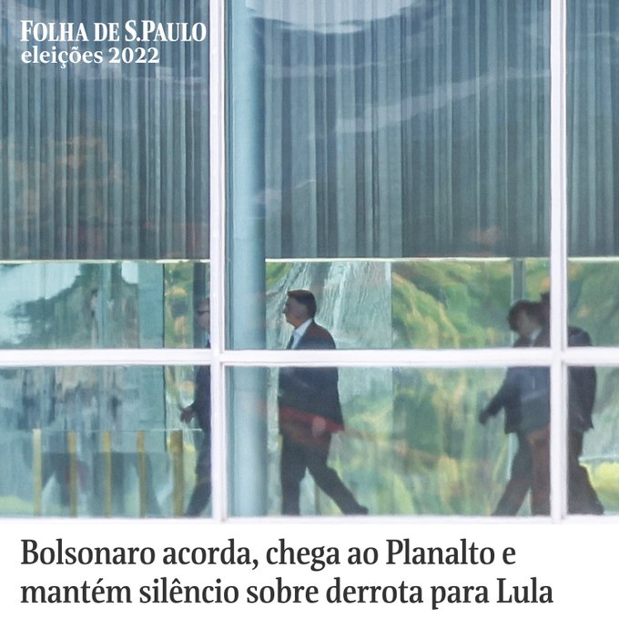 Fotografia colorida, tirada da parte externa do Planalto, mostra, atrás das paredes de vidro do palácio, o presidente Jair Bolsonato Caminhando. Abaixo da imagem há o título da reportagem: "Bolsonaro acorda, chega ao Planalto e mantém silêncio sobre derrota para Lula"