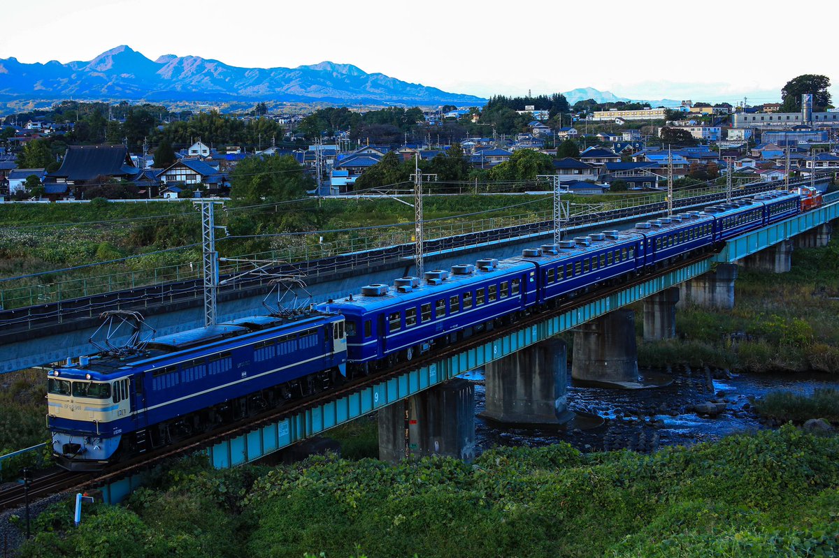 10月を写真４枚で振り返る

青い機関車に寄せた１ヶ月でした。