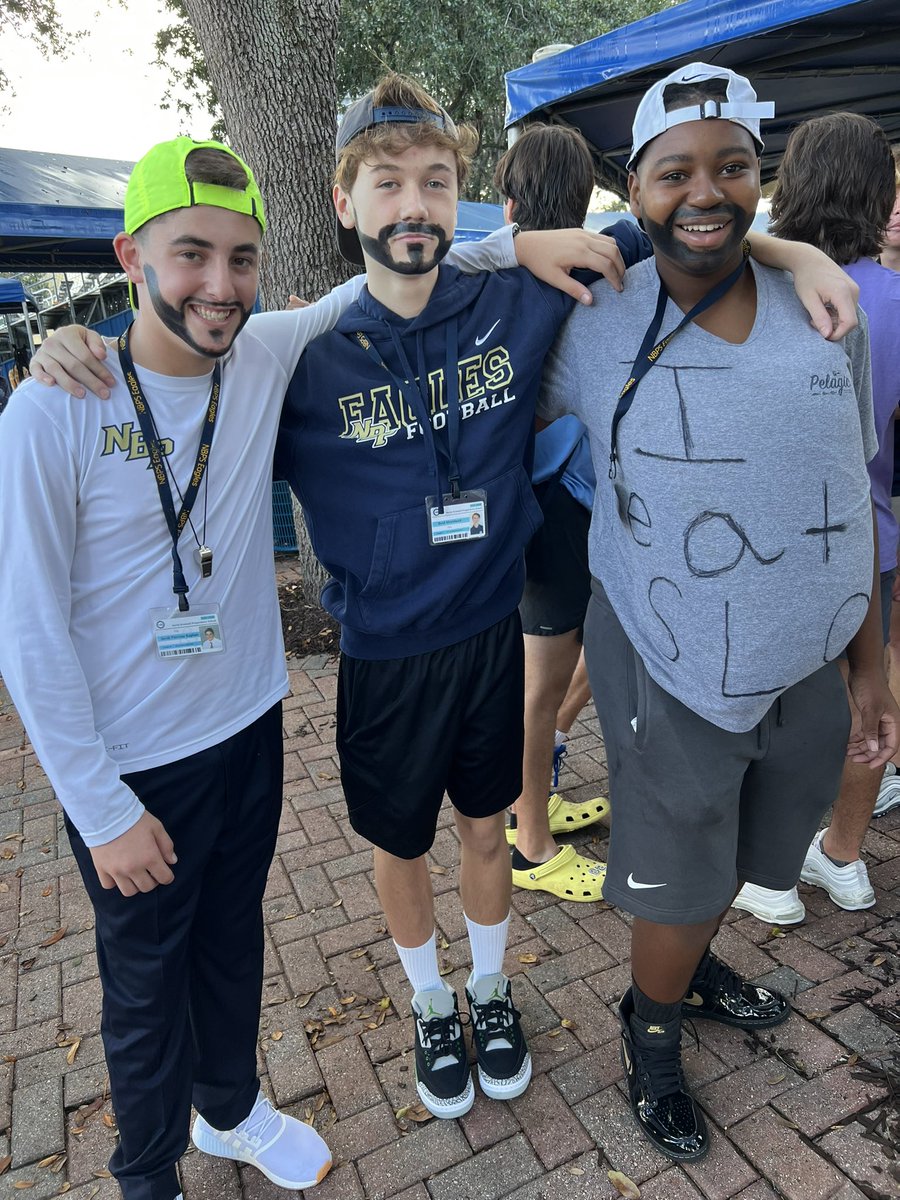 ReidMoreland26's tweet photo. I’m passionate about my friends and coaches @NBPSEagles #Halloween https://t.co/XHW9Mh4pem