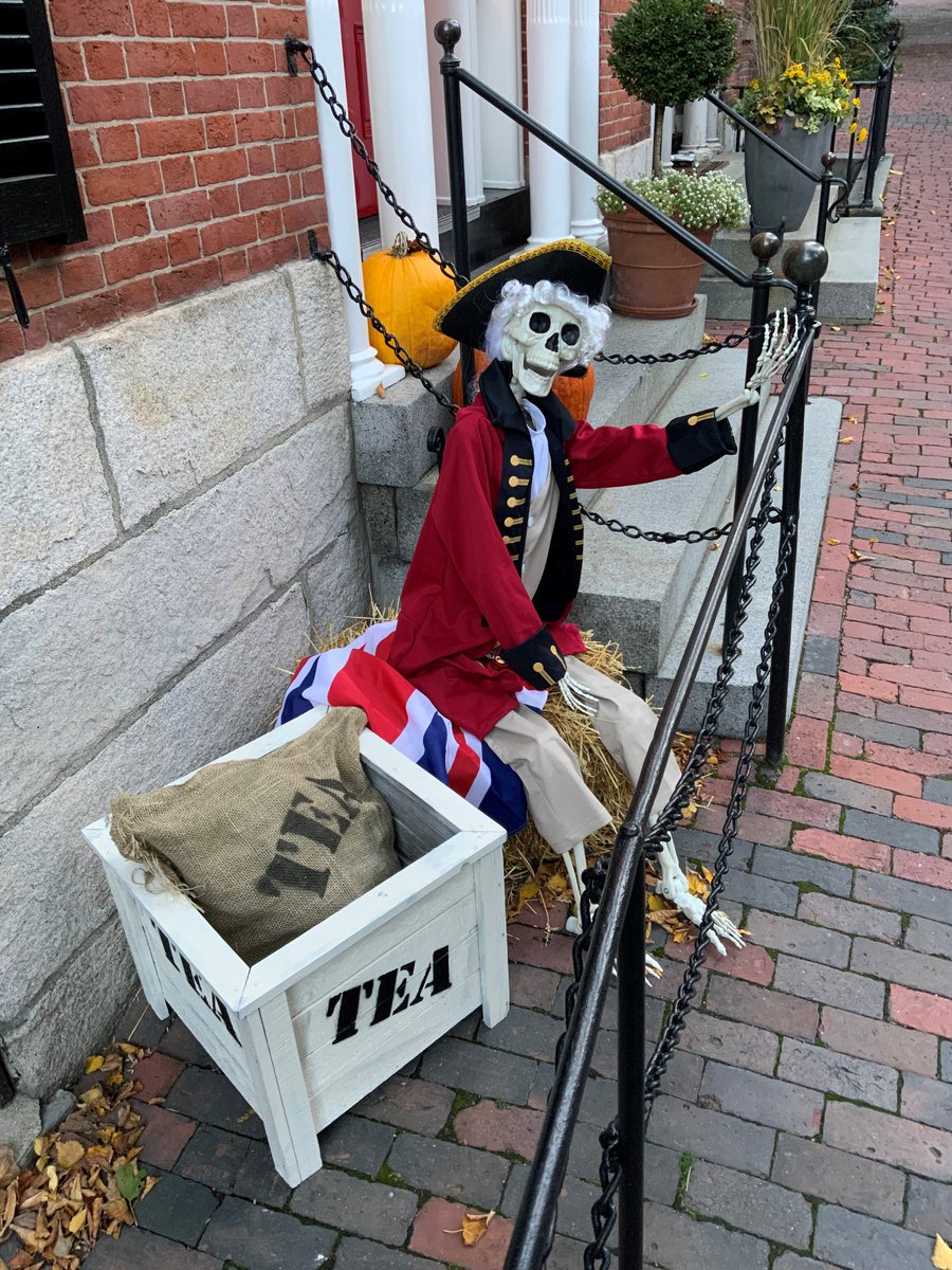 FCDOPeterAbbott's tweet photo. Happy #Halloween, everyone! 🇬🇧☕️
#OneIfByLandTwoIfByScream #TrickOrTea https://t.co/9xc0v2jbWI