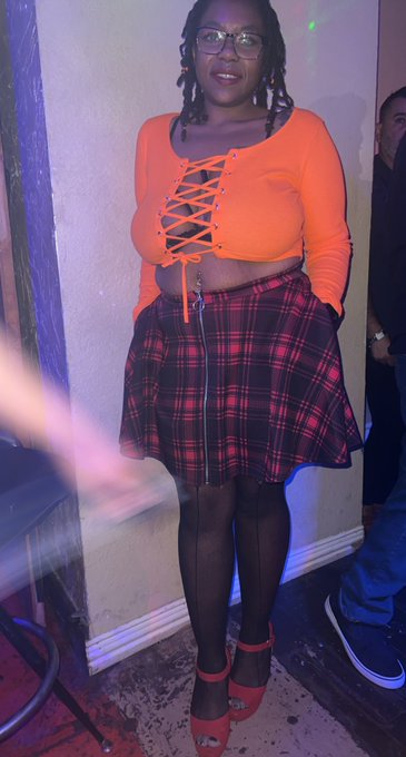 Even though that bitch walked through my picture my Halloween costume is 🥵🥵  #Velma https://t.co/YaV<a href="/tag/velma"class="tags"><span>#velma</span></a>
