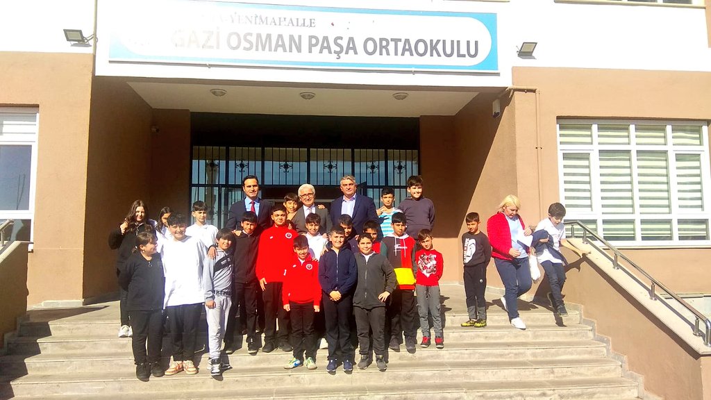 MemAnkara's tweet photo. Müdürümüz Harun Fatsa Yenimahalle İlçemizdeki Okullarımızı ziyaretinde öğrencilerle sevgi dolu karelerde yer aldı. Okullarımızda her daim yüzlerin güleceği, eğitimde zirveye mutlulukla ulaşacağımız nice güzel buluşmalara...
@tcmeb @AnkaraValiligi @Harunfatsa @MemYenimahalle https://t.co/6UaEF68yxs