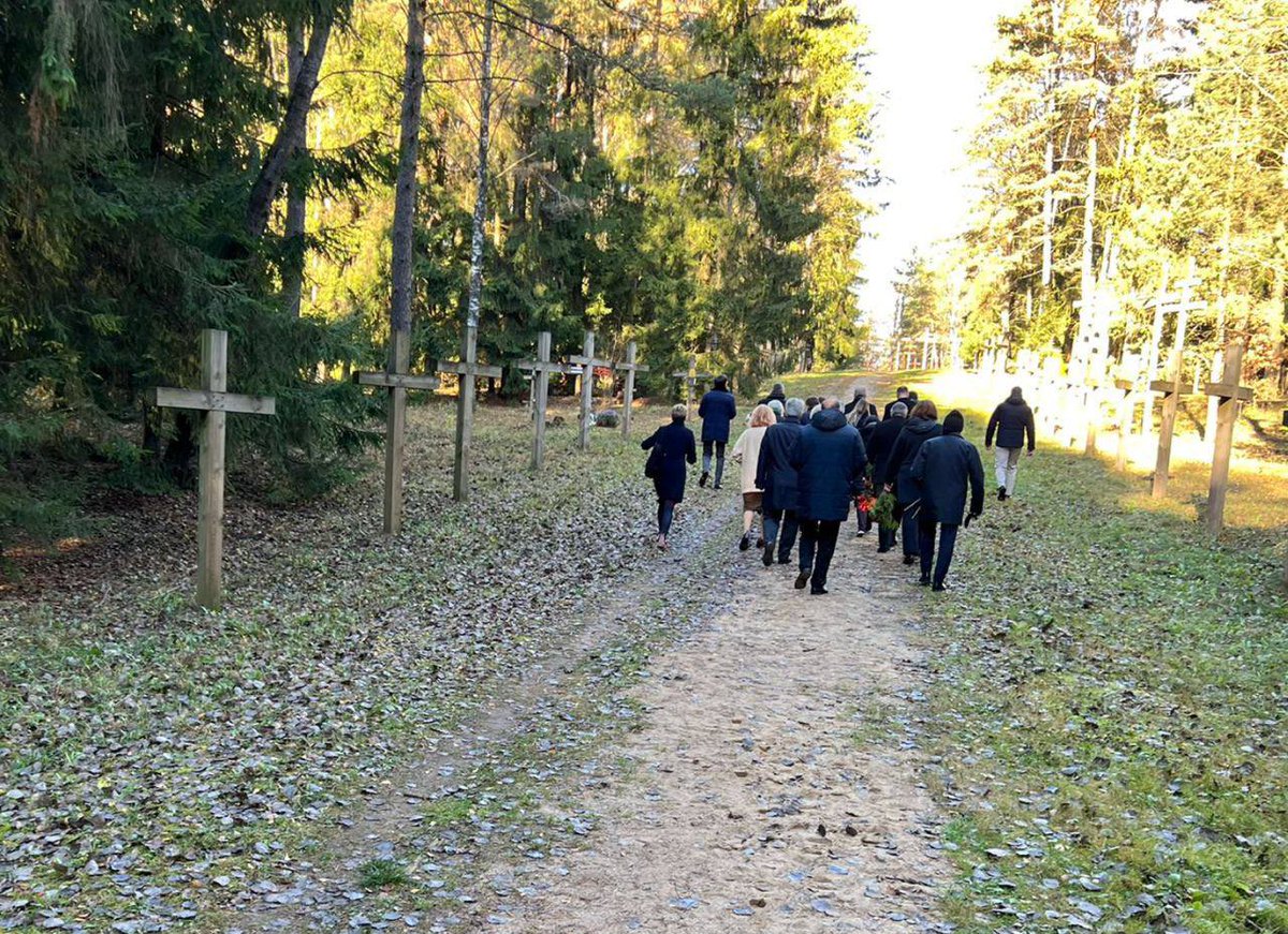 Thank you to the ambassadors & diplomats of 🇪🇺, 🇨🇭& 🇬🇧 for visiting Kurapaty today. For us, this is a sacral place. Thousands were killed here by Stalinist regime, including 130 Belarusian writers. In the late 80s, anti-Soviet protests, organized by Ales Bialiatski, began there.