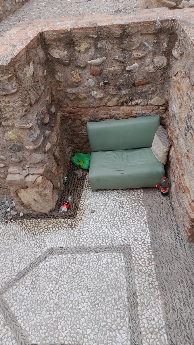 Meergaret's tweet photo. @aytogr ni un mes con el nuevo empedrao y ya está así. Menos obras, más limpieza y más policia. https://t.co/1jwHRofuhd