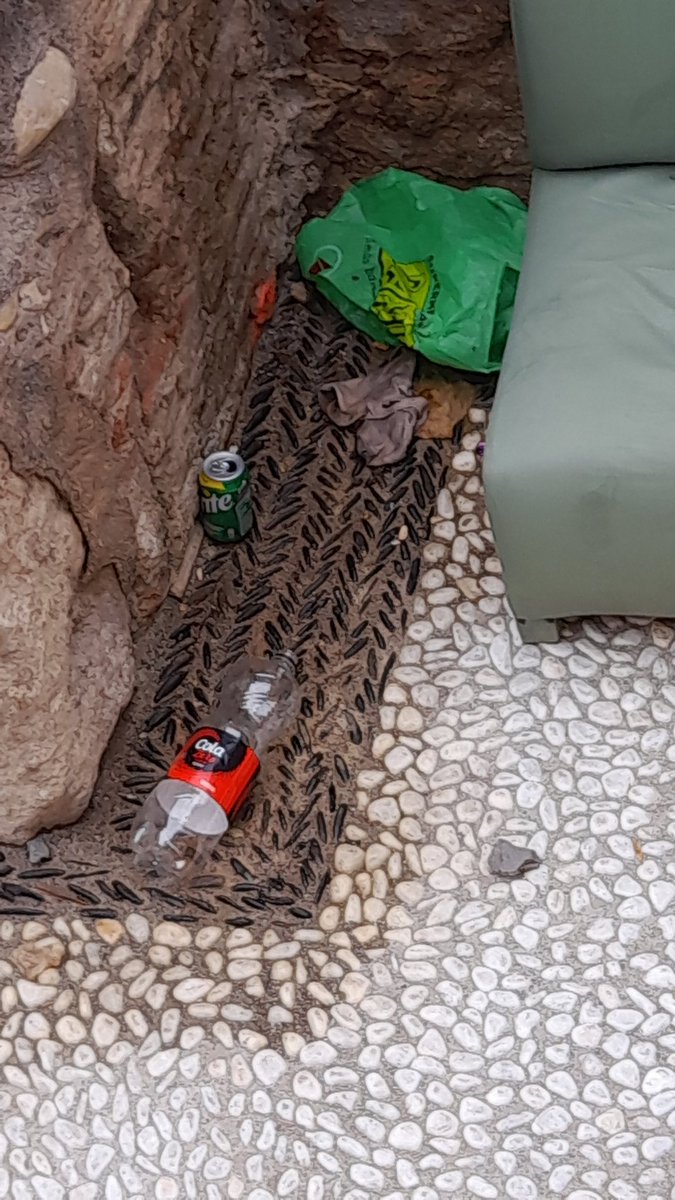 Meergaret's tweet photo. @aytogr ni un mes con el nuevo empedrao y ya está así. Menos obras, más limpieza y más policia. https://t.co/1jwHRofuhd