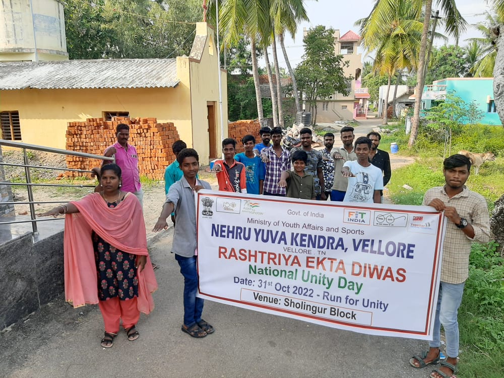 MYBharatVellore's tweet photo. #UnityRun2022 pledge taken and Run by the volunteer & Youth club members of Sholingur Block Nyks vellore
#RunForUnity
#UnityRunwithNyks
#AmritMahotsav
#NationalUnityDay
@ianuragthakur @NYKSTamilnadu
@YASMinistry
@sanjayjavin
@NITKM2021
@Nyksindia
@NyksProgramme
@nykssouthzone https://t.co/i1sKFpaE4U