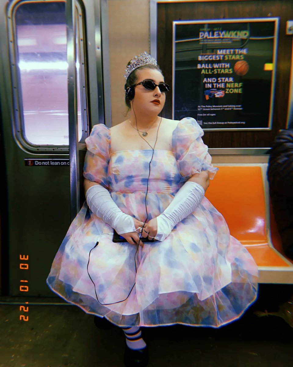 ItsNotEllie's tweet photo. Halloweekend: Princess Diaries but make it ✨NYC✨ https://t.co/LJtbBwcAzh