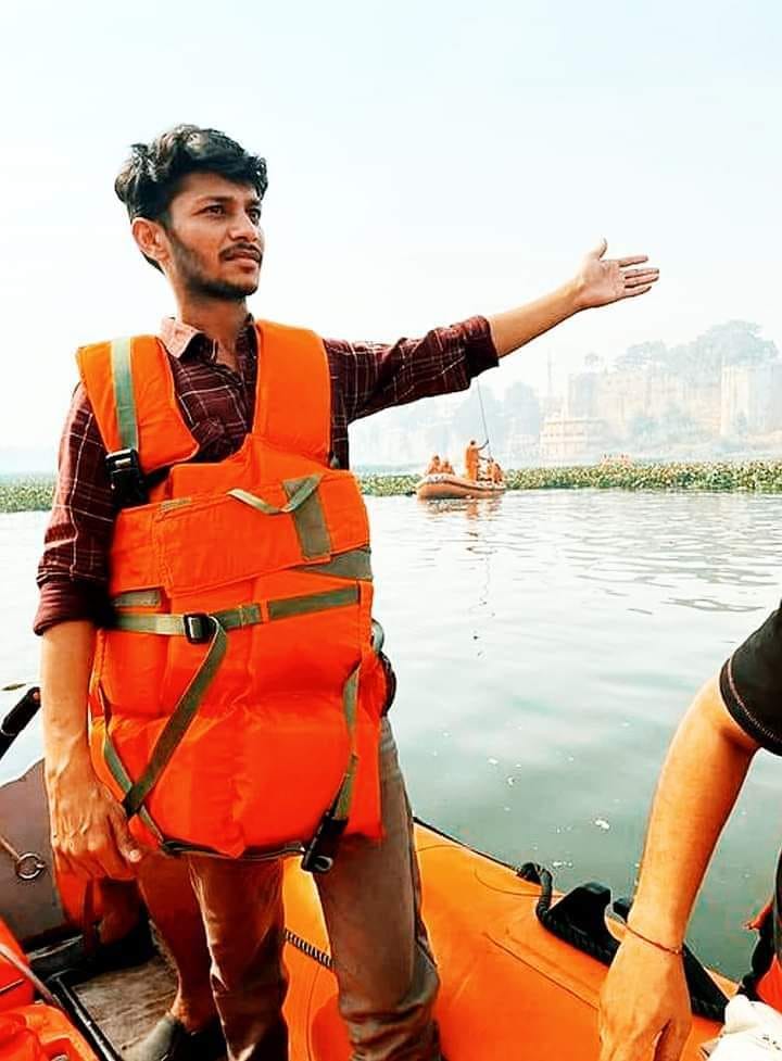 FarhaanEngineer's tweet photo. हुसैन पठान /तौफीक़ भाई पहली तस्वीर तैराक हुसैन पठान ने तैरकर 50 लोगों की जान बचाई वही तौफीक भाई ने 35 लोगों को अस्पताल पहुंचाया गुजरात की मीडिया इनकी तारीफ की माला जप रहें हैं और अपना हीरो बता रहे हैं। इन दो हीरो ने इस काम में किसी धर्म को नहीं देखा बस अपनी इंसानियत को आगे रखा। https://t.co/jrZ3KBGaKt