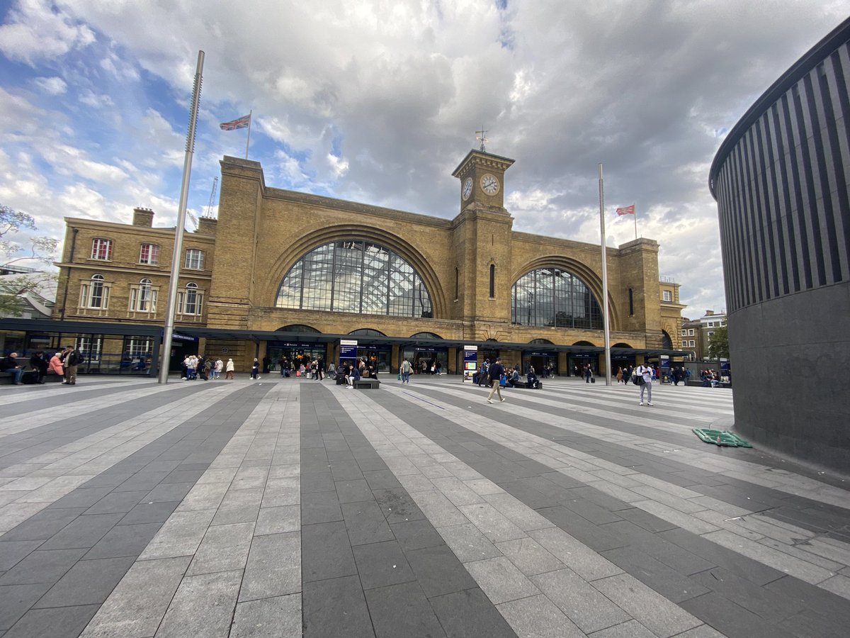 SRKsSamina_'s tweet photo. Went through King’s Cross station today, so couldn’t help but to go have a look at the #DDLJ commemorative star - such beautiful memories and so much nostalgia! @iamsrk you and London is a love story of its own 🥰
#27YearsOfDDLJ @yrf https://t.co/InMxLwmWR4