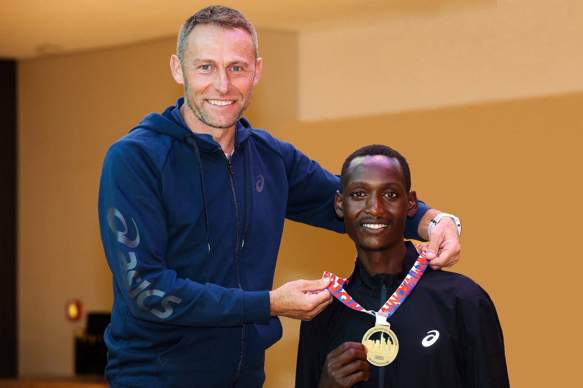 #FrankfurtMarathon men's winner, Brimin Kipkorir Misoi of Kenya, was presented his winner's medal by 2004 #Olympic Marathon champion Stefano Baldini. Baldini was in #Frankfurt as a coach for Rebecca Lonedo. 📷PhotoRun.net (used with permission)