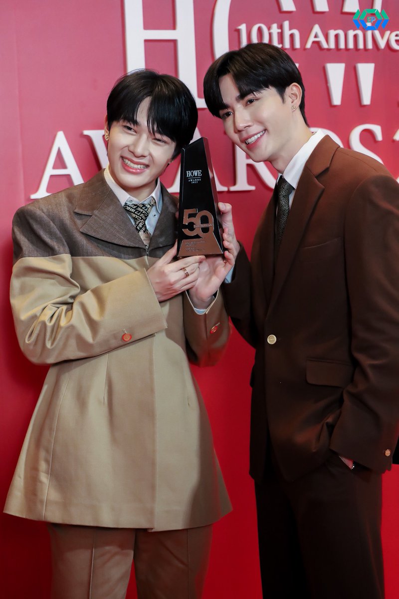 epnewsonline's tweet image. ซี-นุนิว ควงคู่รับรางวัลแห่งปี HOWE THE BEST COUPLE AWARD ในงาน ฉลองครบรอบ 10 ปีนิตยสาร HOWE

#HOWEAWARDS2022xDMD
#HOWEAWARDS2022
#ZeeNunew #ZeePruk #NuNew
#ซีนุนิว #ซนซน #Zunshine #NanaNu