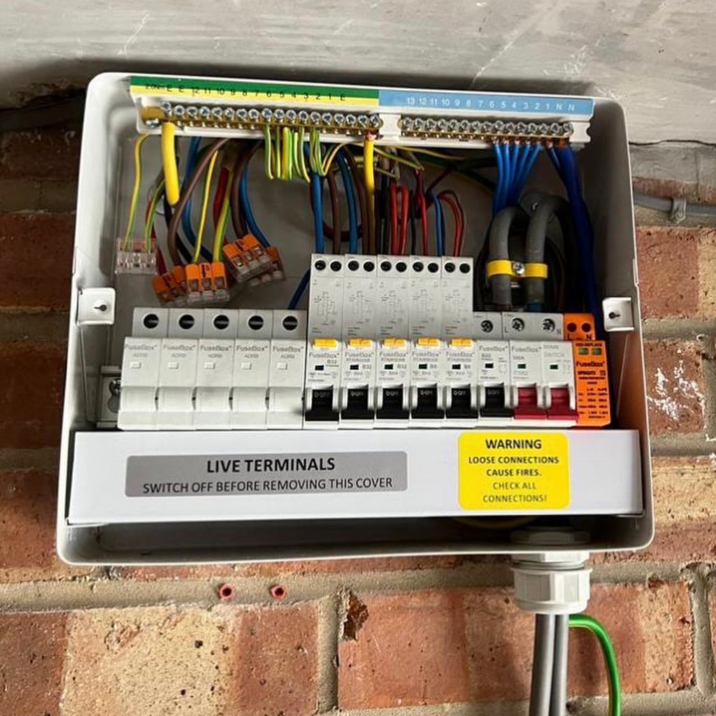 HoganElec's tweet photo. Another Fuse Board Replaced With Our Favourite @cpfusebox SPD Consumer Unit ⚡️

#electricalwork #fusebox #consumerunit #electricalcontractor #electricianwork #sparkylife #electricianuk #electrician #consumerunitupgrade https://t.co/6ksYSTnORM