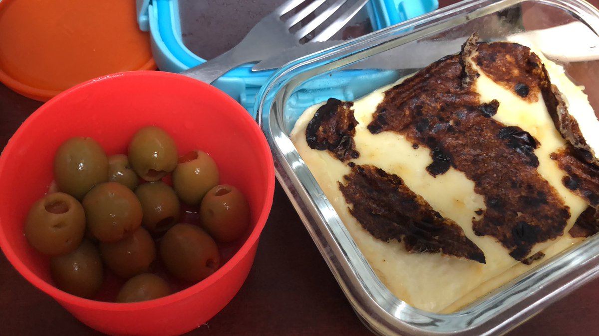 xovila's tweet photo. @PequeeBonn Día 8 #retoketo. Con este fresquito hoy si se antoja pan. 🙃 Queso panela a la plancha, aceitunas, tomates y pepino. https://t.co/CEQ8v8GCzI